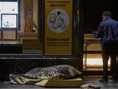 Un trabajador cierra un local tras la entrada en vigor del toque de queda en Madrid.