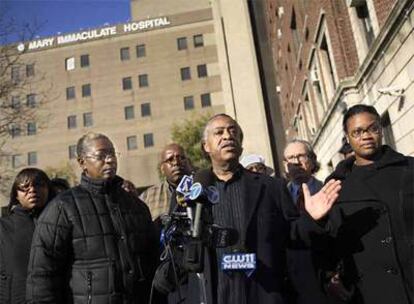 El reverendo Al Sharpton, durante una rueda de prensa a las puertas del hospital rodeado por los familiares de las víctimas.