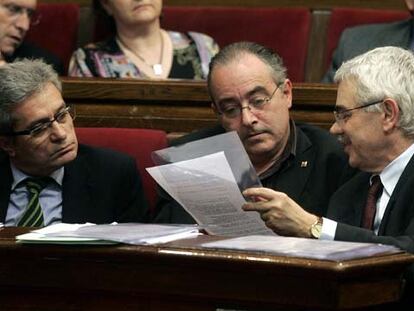 De izquierda a derecha, Joan Saura, Josep Bargalló y Pasqual Maragall, en el Parlamento catalán.
