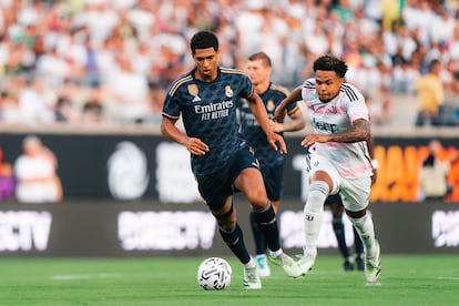 Bellingham, perseguido por McKennie, en el Juventus-Real Madrid en Orlando