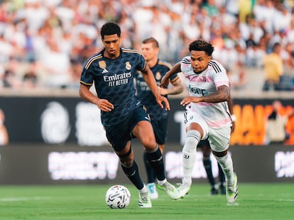 Bellingham, perseguido por McKennie, en el Juventus-Real Madrid en Orlando.