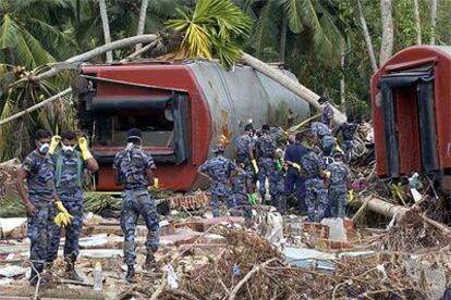 Soldados de Sri Lanka inspeccionan vagones del tren que descarriló entre Colombo y Galle.