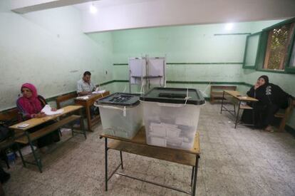 Un colegio electoral vacío en la provincia de Giza durante la primera ronda de las legislativas