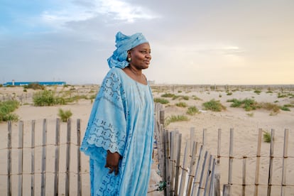 Dewel Diop, lidera una ONG local, APIF, junto a las protecciones que han instalado para proteger un tramo de dunas en la playa de Nuakchott. El objetivo es mantener la barrera natural frente a inundaciones. 