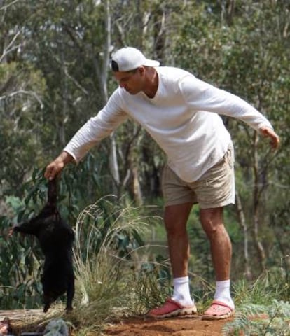 Frank Cuesta junto a un demonio de Tasmania.