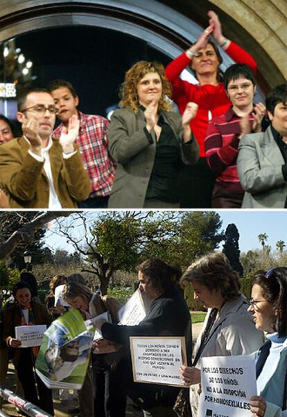 Arriba, un grupo de invitados en el Parlament aplaude la nueva ley. Abajo, manifestantes contrarios a ella.