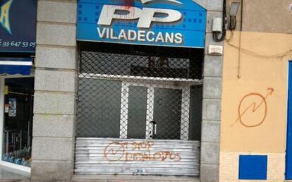 La sede del partido del PP, este mediodía, en Viladecans, con unas pintadas.