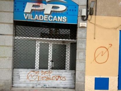 La sede del partido del PP, este mediodía, en Viladecans, con unas pintadas.
