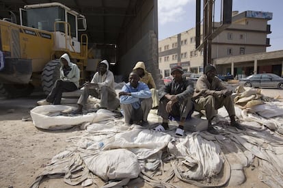 Inmigrantes subsaharianos se ofrecen para trabajar en una carretera de Misrata, Libia.