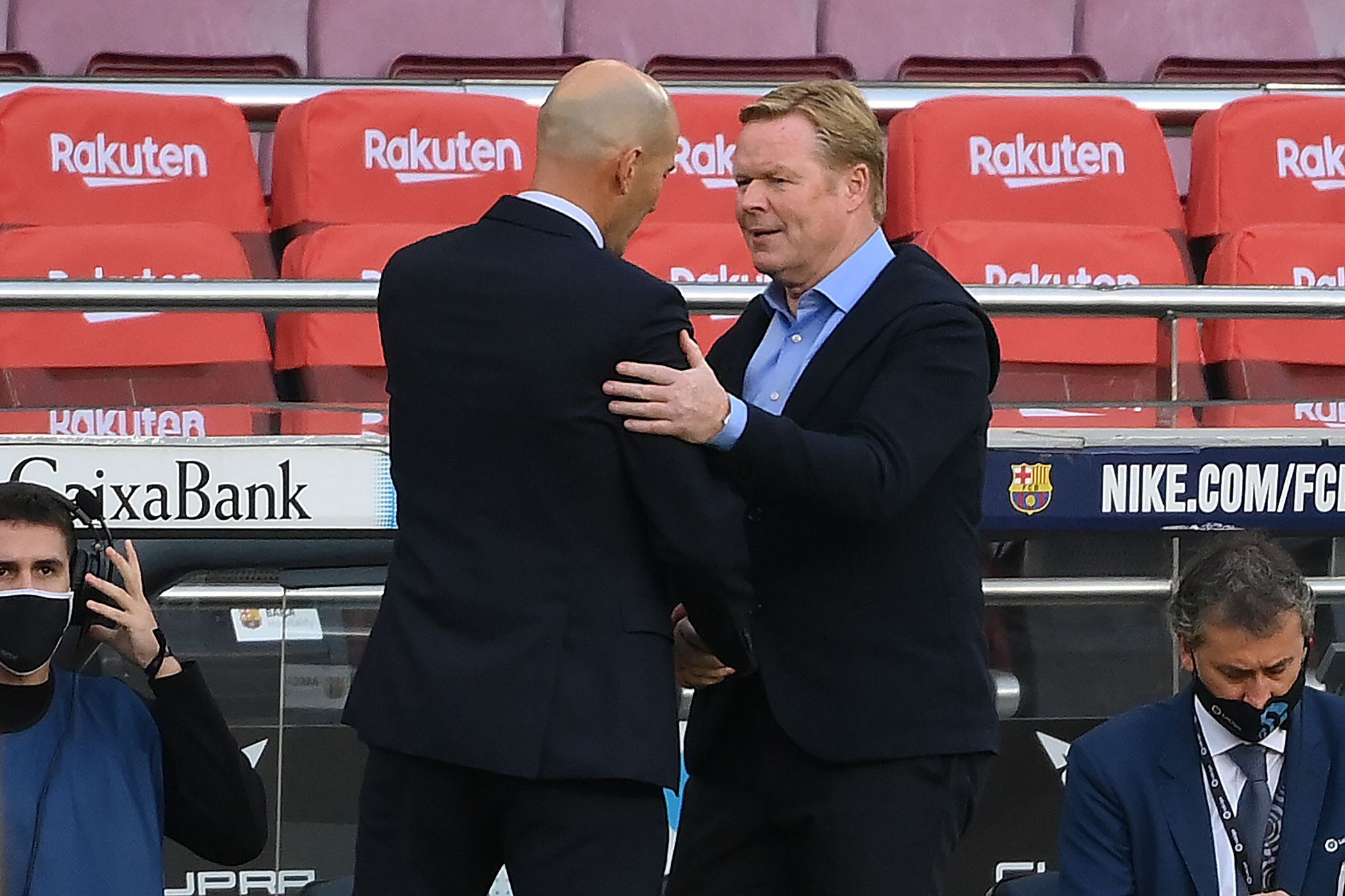 Zidane y Koeman se saludan en el clásico de la primera vuelta en Barcelona.