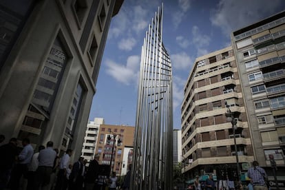 La escultura de Andreu Alfaro, entre las calles de Colón y Jorge Juan de València.