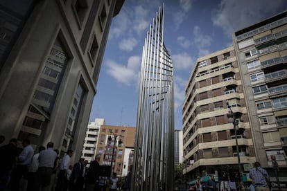 La escultura de Andreu Alfaro, entre las calles de Colón y Jorge Juan de València. 