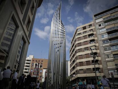 La escultura de Andreu Alfaro, entre las calles de Colón y Jorge Juan de València. 