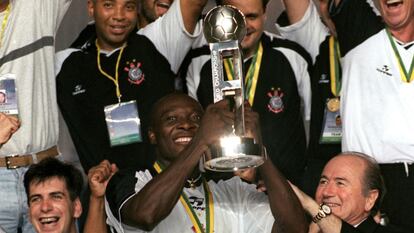 Freddy Rincon levanta la Copa de la FIFA como jugador del Corinthians tras recibir el trofeo de Joseph Blatter en 1996.