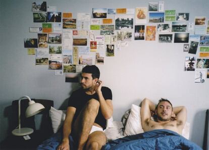 Drama británico dirigido por Andrew Haigh. Tom Cullen y Chris New encarnan a una pareja homosexual que se conoce un viernes cualquiera en un club gay. Lo que empieza como un rollo de una noche se transforma en algo más intenso. El filme llegó a Italia con polémica. Un millar de salas vetaron la película y la Iglesia la tildó de "indecente".