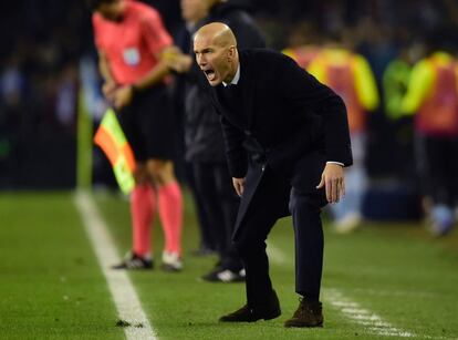 Zinedine Zidane, grita durante el partido.