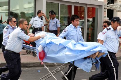 Uno de los heridos en el incendio es trasladado a un centro médico de Doha.