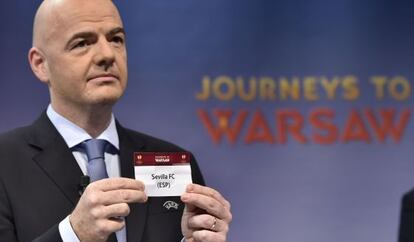 El secretario general de la UEFA, Gianni Infantino, saca la papeleta del Sevilla, actual campeón.