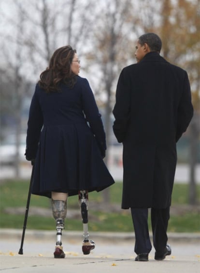 Obama y la veterana de Irak Tammy Duckworth, tras un acto en Chicago.