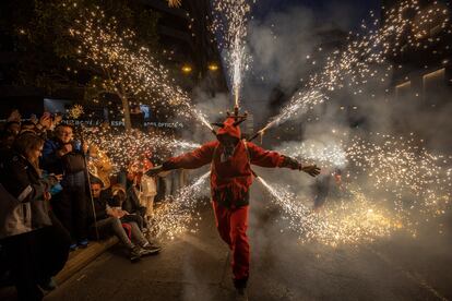 Un momento de la Cabalgata del Fuego que tiene lugar durante el último día de las Fallas 2023, este domingo en Valencia.