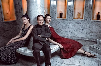 Azzedine Alaïa junto a dos modelos con vestidos de su colección de esta primavera, en la entrada de su boutique de Le Marais, en París.