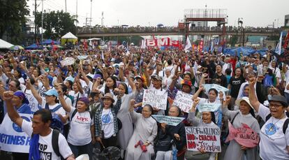 Manifestantes marchan hacia el Congreso filipino para protestar contra el cuarto Estado de la Nación, presidido por el presidente Rodrigo Duterte, en Manila (Filipinas).