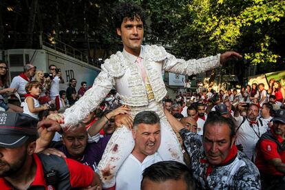 Miguel Abellán, en 2015, saliendo a hombros de la plaza de toros de Pamplona.