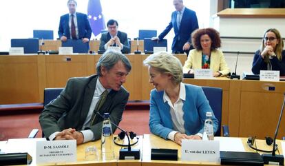 Von der Leyen conversa con el presidente de la Eurocámara, David Sassoli. 