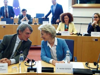 Von der Leyen conversa con el presidente de la Eurocámara, David Sassoli.