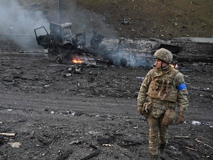 Militares ucranios buscan proyectiles sin explotar después de un enfrentamiento con un grupo de asalto ruso en Kiev, este sábado.