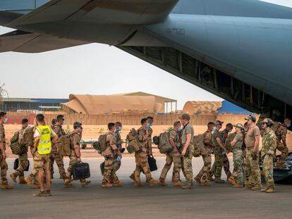 Un grupo de soldados franceses abandonaban la base de Gao (Malí), en junio de 2021.