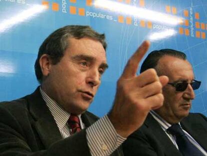 Manuel Vilanova (a la izquierda) anuncia su dimisión como alcalde. A su lado, Carlos Fabra.