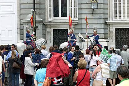 El Palacio Real de Madrid volvió a ser ayer motivo de curiosidad de cientos de ciudadanos.