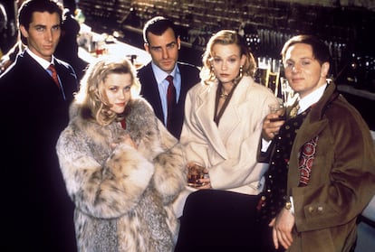 Christian Bale, Reese Witherspoon, Justin Theroux, Samantha Mathis y Matt Ross en 'American Psycho'. La estética 'boom boom' explicada en una sola imagen.