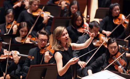 Gražinytė-Tyla dirige la Juilliard Orchestra, en 2016. 