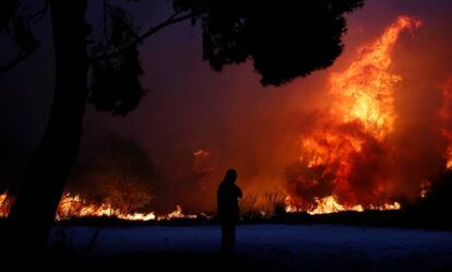 Uno de los incendios en el pueblo de Rafina este lunes.