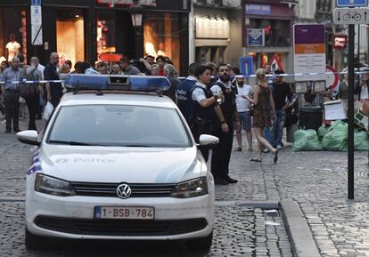 La Libre Belgique publica que se trata de un atentado fallido de un hombre "con una mochila y un cinturón de explosivos" que habría intentado activarlo cuando los militares se fijaron en él. En la imagen, una patrulla de policía asegura la zona.