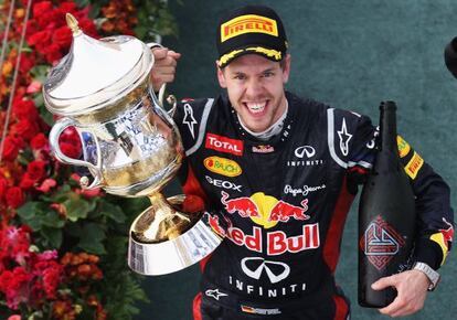 Vettel celebra su victoria en Bahr&eacute;in.celebra 