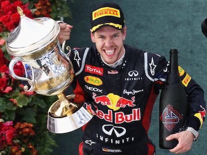 Vettel celebra su victoria en Bahréin.celebra