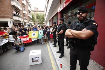 Police officers and protesters at ‘El Vallenc’ on Saturday.