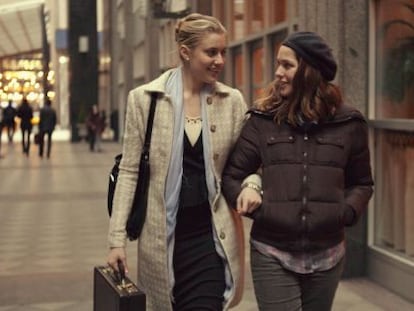 Greta Gerwig (izquierda) y Lola Kirke, en la pel&iacute;cula.