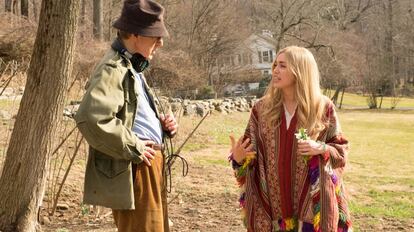 Miley Cyrus, con Woody Allen durante el rodaje de la serie.