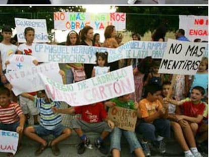 El presidente Francisco Camps y el consejero Alejandro Font de Mora, ayer en el colegio El Murtal de Benidorm. Abajo, protestas de alumnos y padres en el colegio Miguel Hernández de Orihuela.