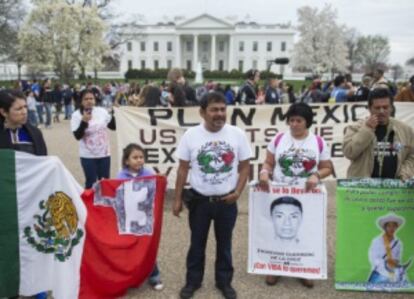 Familiares de los 43 frente a la Casa Blanca, este martes.