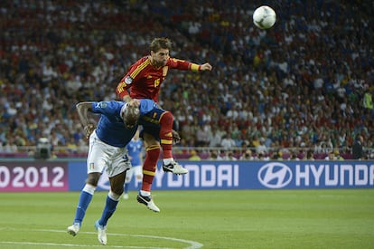 Mario Balotelli y Sergio Ramos pugnan por un balón.