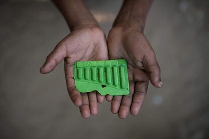 El niño rohingya Mohamed Rafiq, de 8 años, que huyó de Myanmar en octubre, sostiene un silbato de juguete en el campo de refugiados de Shamlapur en Cox's Bazar.