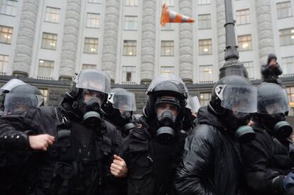 Agentes de policía con máscaras anti gas durante las protestas de manifestantes en el exterior de la sede del Gobierno en Kiev, 25 de noviembre de 2013.