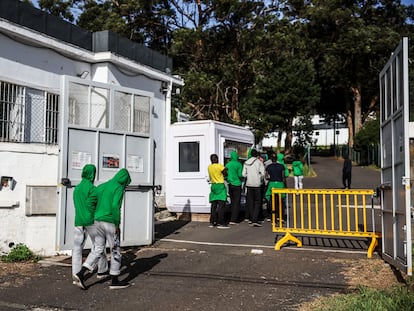 Migrantes en el exterior del campamento de Las Canteras, en Tenerife, el pasado 11 de noviembre.