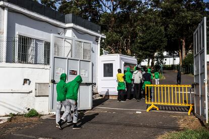 Migrantes en el exterior del campamento de Las Canteras, en Tenerife, el pasado 11 de noviembre.