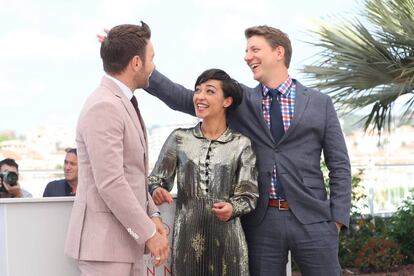 Los actores Joel Edgerton y Ruth Negga con el director Jeff Nichols (derecha), en Cannes.